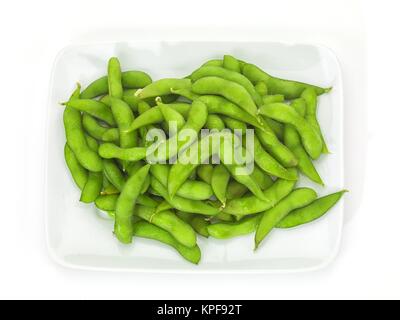 Edamame Sojabohnen in einem weißen Keramik Teller Stockfoto