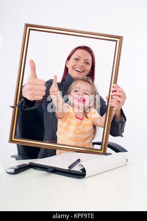 Symbolbild Karrierefrau Und Mutter, Erfolgreiche Geschaeftsfrau Mit Tochter bin Schreibtisch - erfolgreiche Geschäftsfrau mit Tochter Stockfoto