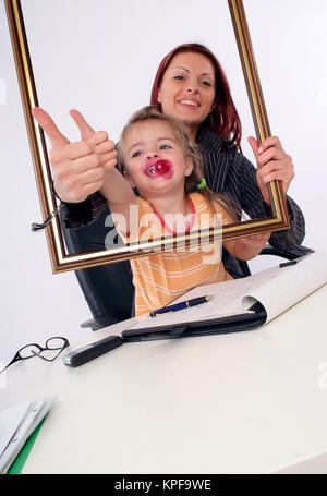 Symbolbild Karrierefrau Und Mutter, Erfolgreiche Geschaeftsfrau Mit Tochter bin Schreibtisch - erfolgreiche Geschäftsfrau mit Tochter Stockfoto