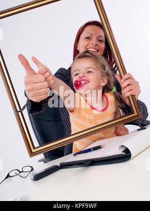 Symbolbild Karrierefrau Und Mutter, Erfolgreiche Geschaeftsfrau Mit Tochter bin Schreibtisch - erfolgreiche Geschäftsfrau mit Tochter Stockfoto