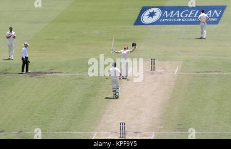 England's Jonny Bairstow feiert sein Jahrhundert während der Tag Zwei der Asche Test Match an der Waca, Perth. Stockfoto