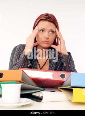 Gestresste, Ueberforderte Geschaeftsfrau bin Schreibtisch - gestresst, überfordert Geschäftsfrau im Büro Stockfoto
