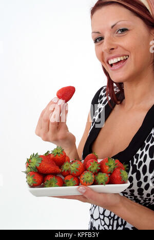 Junge Frau Mit Erdbeeren - junge Frau mit Erdbeeren Stockfoto