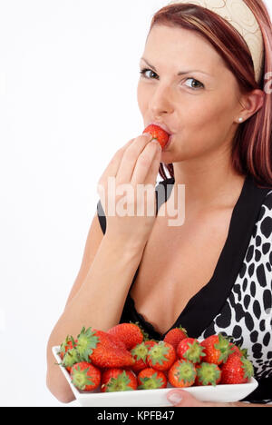 Junge Frau Isst Erdbeeren - junge Frau isst Erdbeeren Stockfoto