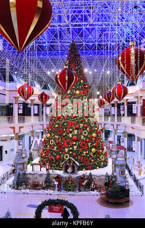 DUBAI, VAE - Dez 10: Weihnachtsbaum und Dekorationen an der Wafi Mall in Dubai, UAE, als am 10.Dezember 2017 gesehen. Der Komplex umfasst eine Mall, Hotel, Restaurants, Residenzen, und einen Nachtclub. Stockfoto