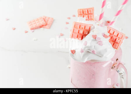 Crazy Shake, romantische Milchshake für Valentinstag mit Erdbeere, weiße Schokolade und Zucker candy Herz, auf weißem Hintergrund, kopieren Raum Stockfoto