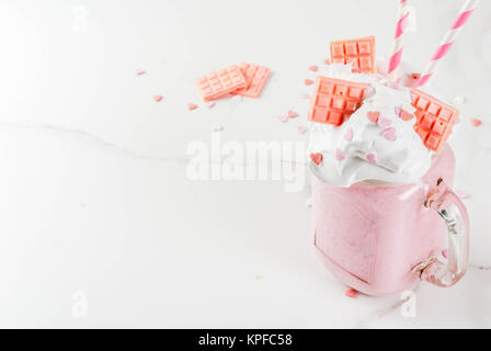 Crazy Shake, romantische Milchshake für Valentinstag mit Erdbeere, weiße Schokolade und Zucker candy Herz, auf weißem Hintergrund, kopieren Raum Stockfoto