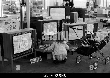 Baby in einem Kinderwagen in einem Land Fuß geschoben ...