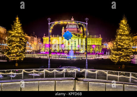 Ausblick bei Nacht King's Tomislav Platz in Zagreb, Kroatien, berühmten Adventszeit. Stockfoto