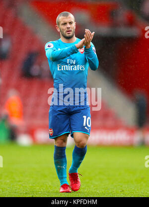 Von Arsenal Jack Wilshere begrüßt die Fans nach dem Abpfiff Stockfoto