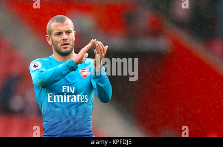 Von Arsenal Jack Wilshere begrüßt die Fans nach dem Abpfiff Stockfoto