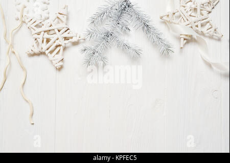 Mockup Weihnachten oder Neujahr frame Komposition mit Platz für Ihren Text. Weihnachtsdekorationen auf weißem Holz- Hintergrund. Urlaub und Feier Konzept für Postkarte oder Einladung. top View Stockfoto