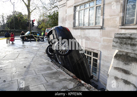 Ein Mercedes C-Klasse Auto, das durch einige Geländer in den Keller eines Luxus Apartment Block an die Lancaster Terrace, London abgestürzt. Stockfoto