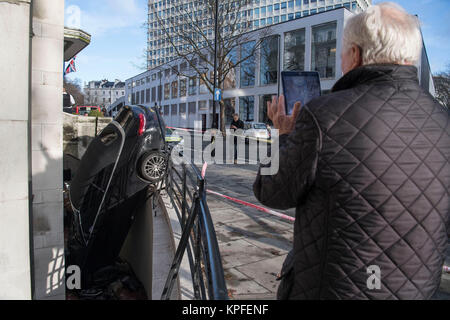 Ein Mercedes C-Klasse Auto, das durch einige Geländer in den Keller eines Luxus Apartment Block an die Lancaster Terrace, London abgestürzt. Stockfoto