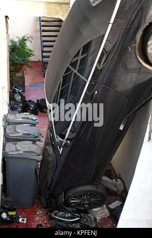 Ein Mercedes C-Klasse Auto, das durch einige Geländer in den Keller eines Luxus Apartment Block an die Lancaster Terrace, London abgestürzt. Stockfoto