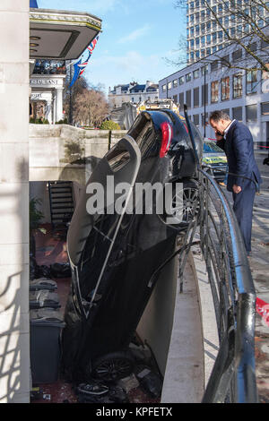 Ein Mercedes C-Klasse Auto, das durch einige Geländer in den Keller eines Luxus Apartment Block an die Lancaster Terrace, London abgestürzt. Stockfoto