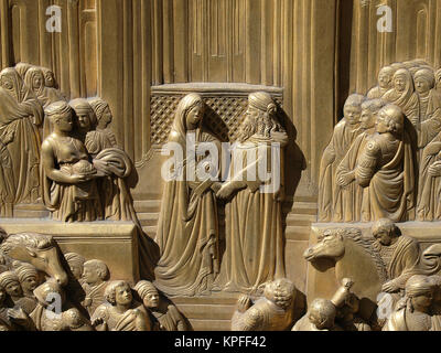 Baptisterium - Florenz. Die Tür des Paradieses. Paneel der Tür des Paradieses - Salomo und der Königin von Saba Stockfoto