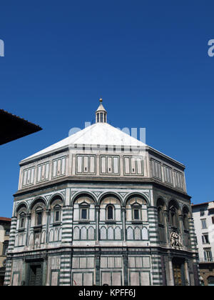 Das Baptisterium San Giovanni in Florenz, Italien. In Florenz das achteckige Baptisterium des hl. Johannes ist eines der ältesten Gebäude der Stadt in romanesq gebaut Stockfoto