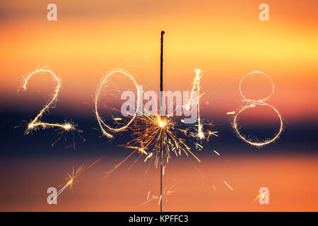 2018 mit Schein Feuerwerk auf dem Sunset Hintergrund geschrieben, glückliches neues Jahr 2018. Stockfoto