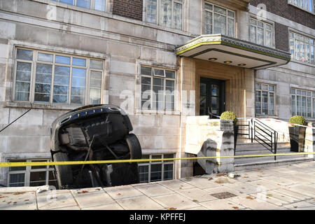 Ein Mercedes C-Klasse Auto, das durch einige Geländer in den Keller eines Luxus Apartment Block an die Lancaster Terrace, London abgestürzt. Stockfoto