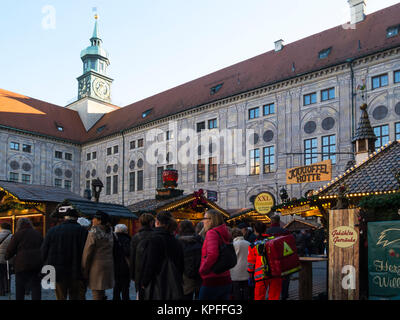 Weihnachtsmarkt marktständen Kaiserhof Kaiser Hof Residenz München Bayern Deutschland EU Stockfoto