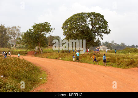 Lugazi, Uganda. 15. Juni 2017. Ugandische Kinder auf einem Feldweg. Stockfoto