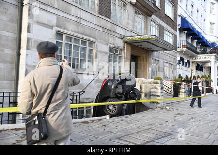 Ein Mercedes C-Klasse Auto, das durch einige Geländer in den Keller eines Luxus Apartment Block an die Lancaster Terrace, London abgestürzt. Stockfoto