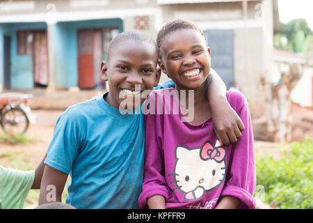 Lugazi, Uganda. 18. Juni 2017. Zwei Lachen ugandische Kinder - ein Junge und ein Mädchen - vielleicht ein Bruder und eine Schwester. Stockfoto