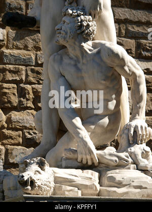 Florenz - Skulptur Herkules und Cacus durch Bandinelli. Der weiße Marmor Skulptur Herkules und Cacus befindet sich rechts vom Eingang des Palazzo Ve Stockfoto