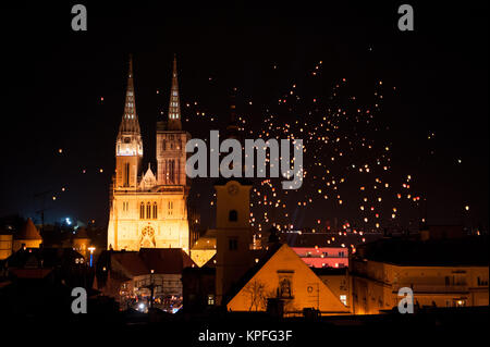 Schwimmende Laternen Festival in Zagreb, Kroatien mit Kathedrale im Hintergrund Stockfoto