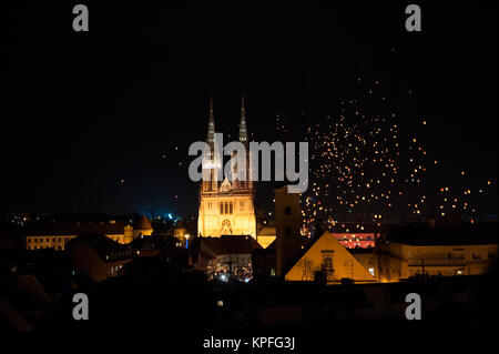Schwimmende Laternen Festival in Zagreb, Kroatien mit Kathedrale im Hintergrund Stockfoto