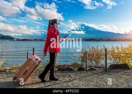 Touristische mit Gepäck und Karte bei Fuji Berg, Kawaguchiko in Japan. Stockfoto