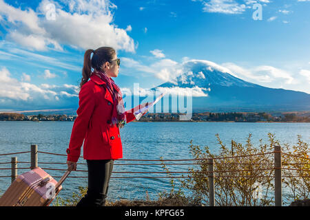 Touristische mit Gepäck und Karte bei Fuji Berg, Kawaguchiko in Japan. Stockfoto