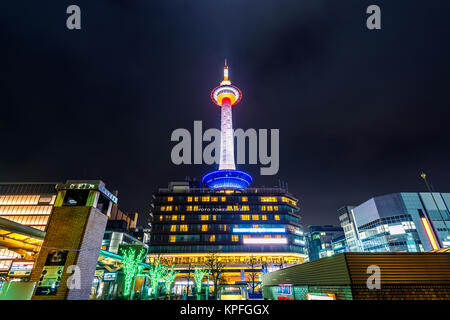 KYOTO, Japan - 14.November 2017: Kyoto Tower bei Nacht in Kyoto, Japan. Stockfoto