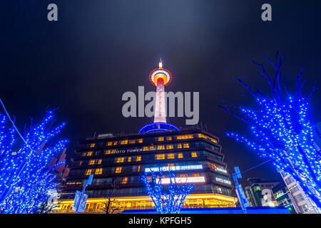 KYOTO, Japan - 14.November 2017: Kyoto Tower bei Nacht in Kyoto, Japan. Stockfoto