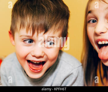 Candid Image der jungen kaukasischen Geschwister, ein Junge und ein Mädchen, aufgeregt Lachen Model Release: Ja. Property Release: Nein. Stockfoto