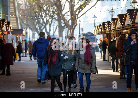 LONDON, GROSSBRITANNIEN, 12. Dezember, 2017: Die Menschen genießen Weihnachtsmarkt an der Themse in Southbank in London, UK. Stockfoto