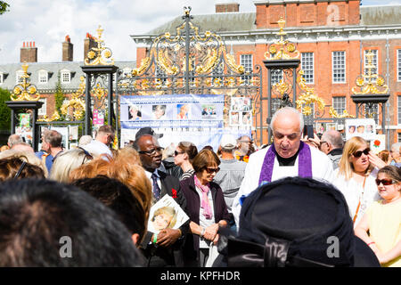 London, Großbritannien. Eine Menschenmenge versammelt sich um pensionierte Pfarrer Vater Frank Gelli, wie er sagt, daß ein Gebet am Südtor des Kensington Palace am 20 anniversar Stockfoto