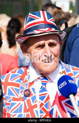 London, Großbritannien. In einer Union Flag Anzug und Hut gekleidet, Terry Hutt gibt ein Interview an einem Denkmal zum 20. Jahrestag des Todes von Diana gewidmet Stockfoto