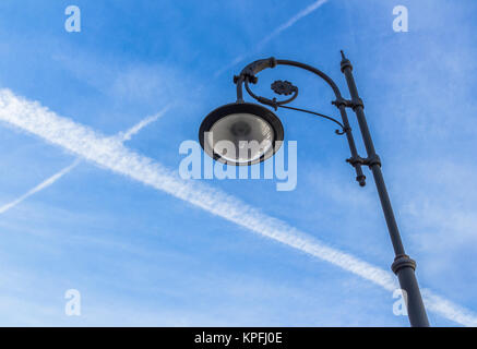 Straßenlaterne und Kondensstreifen Stockfoto