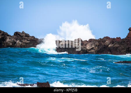 Mächtige Wellen des Atlantischen Ozean in der Nähe von Tenerife Küste, auf Wellen konzentrieren Stockfoto