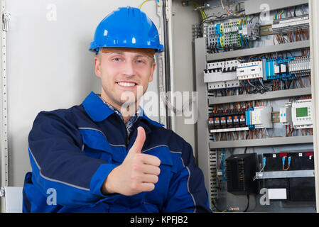 Portrait eines glücklichen jungen männlichen Elektriker Stockfoto