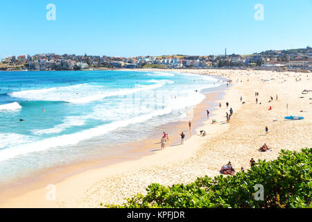 In Australien Menschen in bondie Beach und das Resort in der Nähe von Ocean Stockfoto