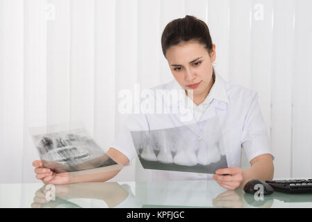 Weiblichen Zahnarzt Prüfung zahnmedizinische Röntgensysteme Stockfoto