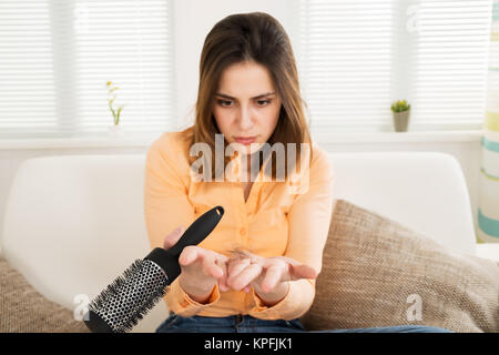 Frau leidet unter Haarausfall Stockfoto