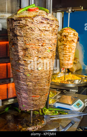 Traditionelle türkische Speisen Döner in einer Straße Stockfoto