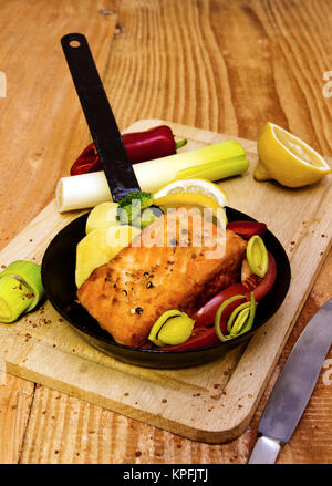 Pfanne mit Lachs Filets und Gemüse. Studio gedreht. Stockfoto