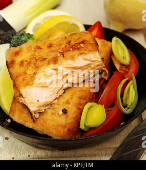 Pfanne mit Lachs Filets und Gemüse. Studio gedreht. Stockfoto