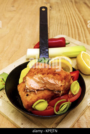 Pfanne mit Lachs Filets und Gemüse. Studio gedreht. Stockfoto