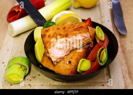 Pfanne mit Lachs Filets und Gemüse. Studio gedreht. Stockfoto